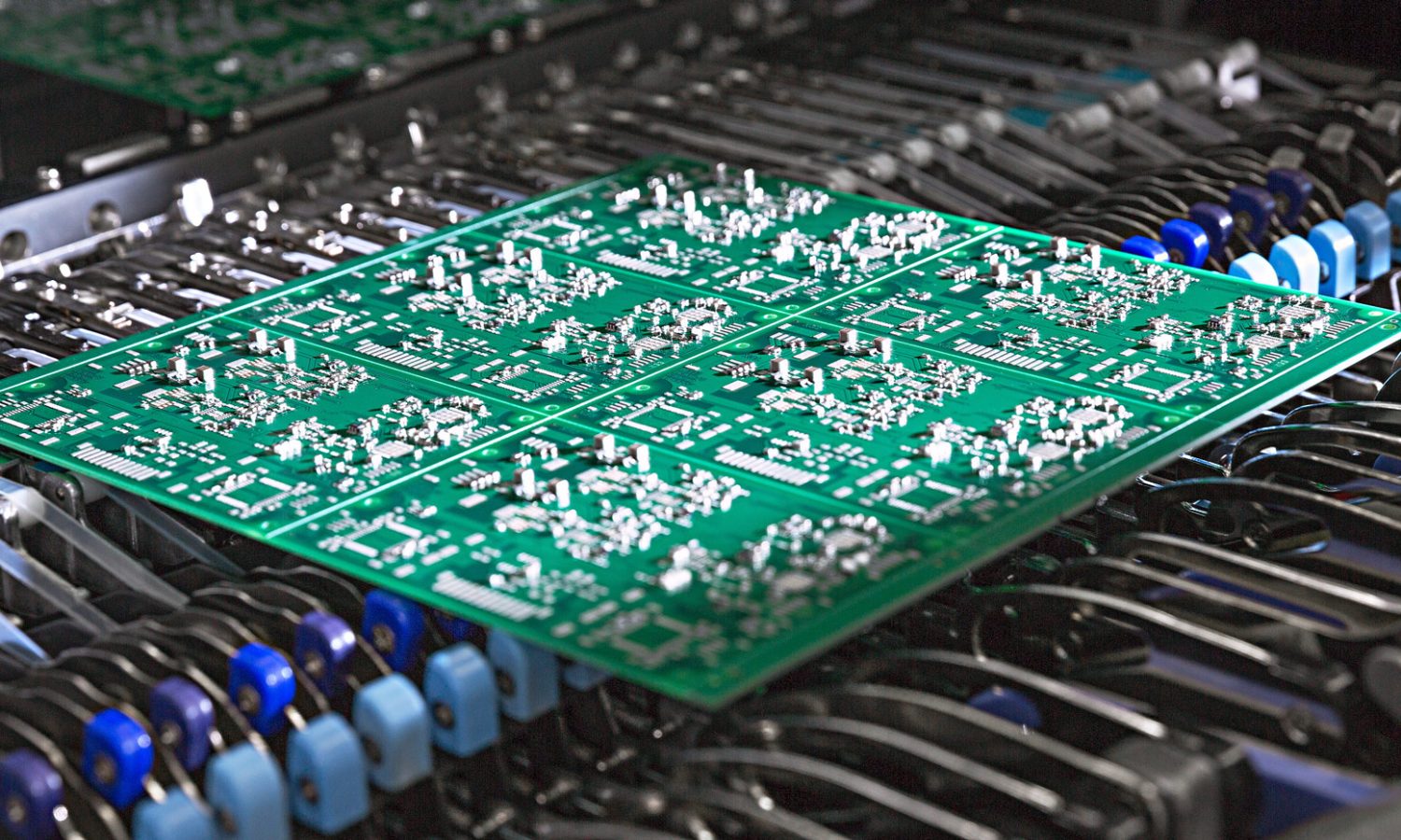 Bild zeigt Leiterplatte in der EMS Fertigung bei Digital Elektronik